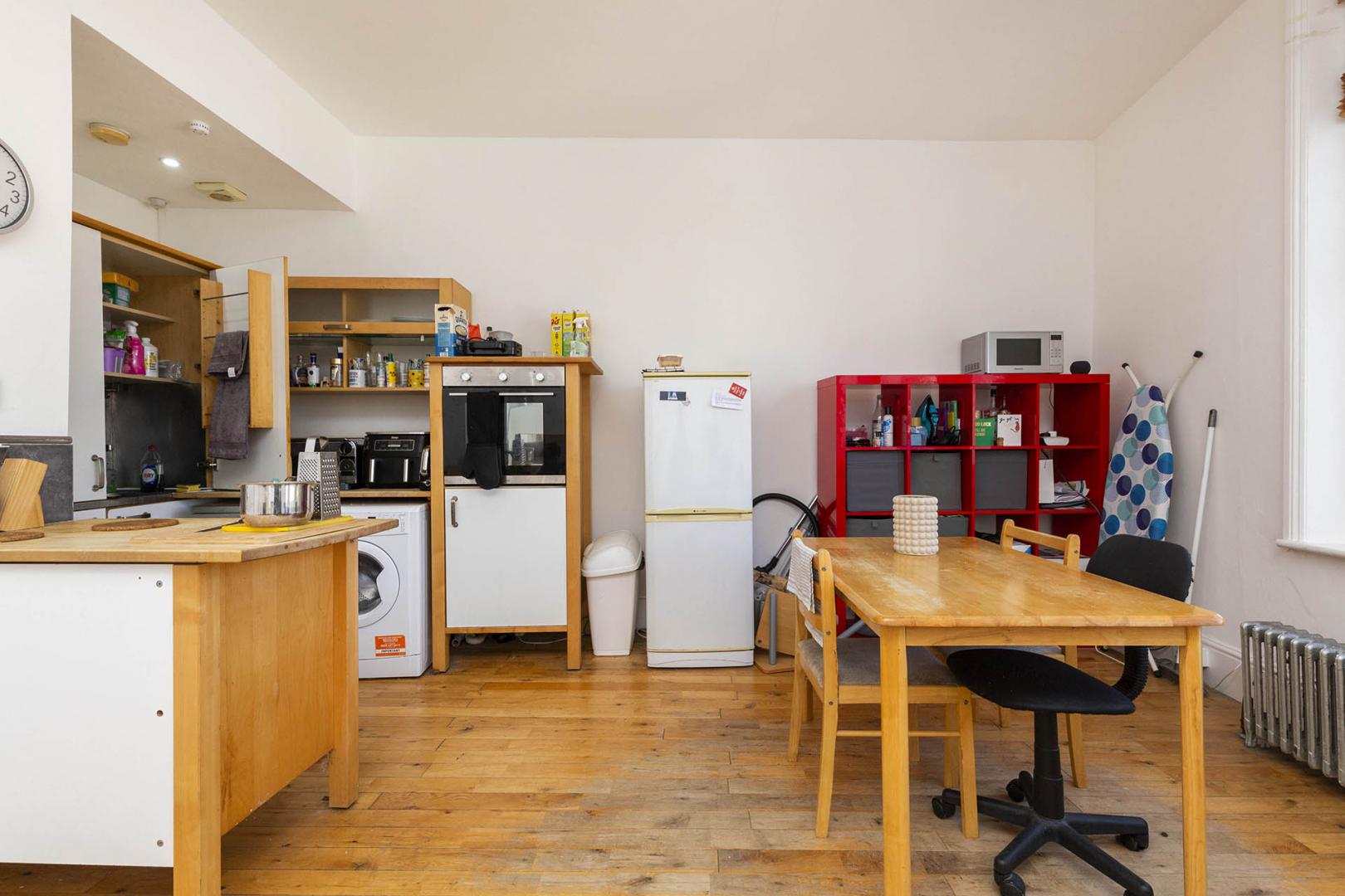 Modern Apartment Milverton Road, London